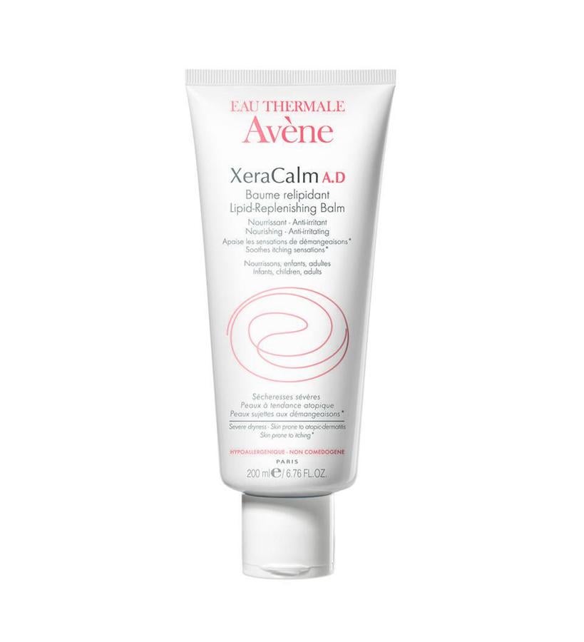 Su fórmula incluye un activo biotecnológico que disminuye el prurito, la inflamación y las irritaciones debidas a la hiperreactividad de la piel, y lucha contra la sobreinfección bacteriana estimulando la inmunidad innata. Nutre las pieles con sequedad intensa y calma las sensaciones de picor tanto de adultos como de niños o bebés.  Bálsamo Relipidizante XeraCalm de Eau Thermale Avène  (16,59 €).