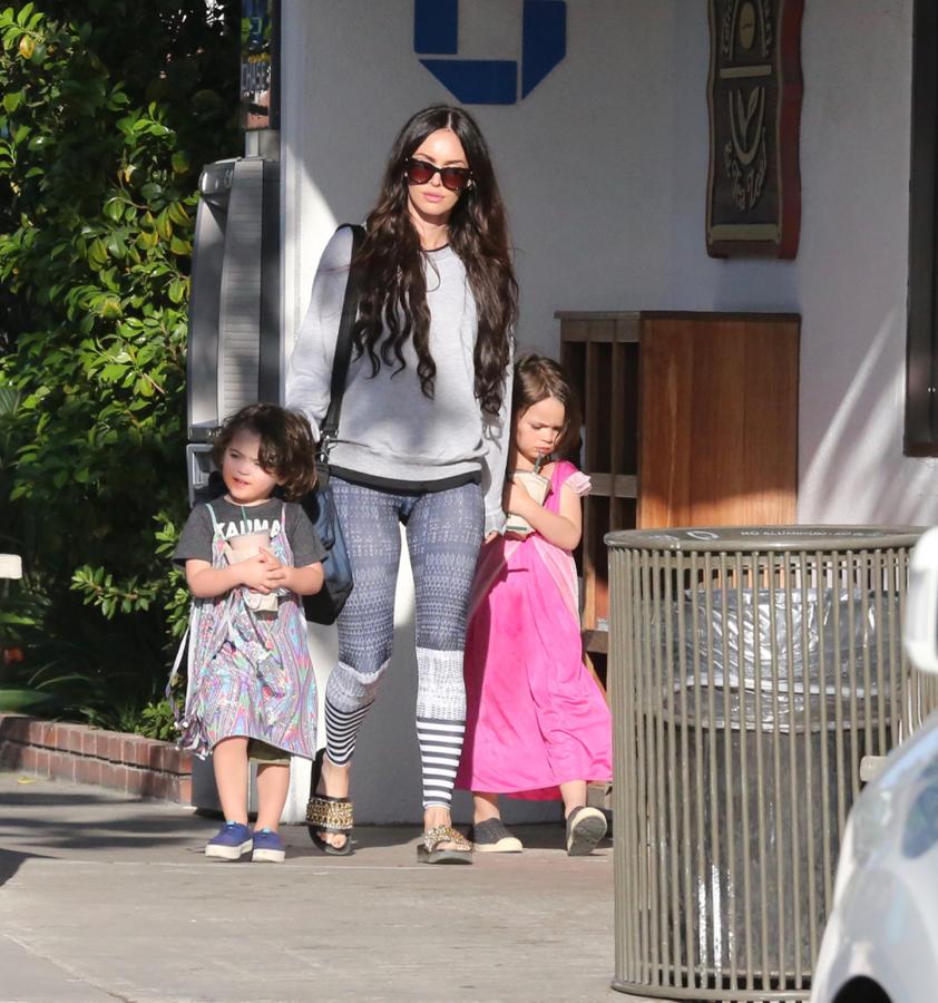 Los dos hijos de Megan Fox y Brian Austin Green, Noah y Bodhi, son dueños de más de un vestido. Y es que ninguno de sus populares padres han tenido nunca inconveniente en que llevaran la ropa que más les apeteciera. Ambos han declarado en numerosas ocasiones que crían a sus hijos en el género neutro.