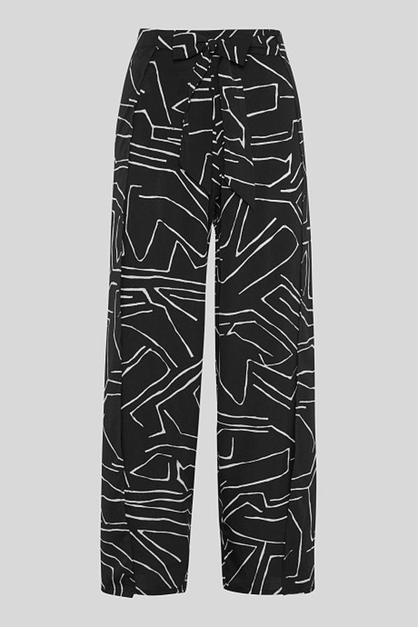 Estos pantalones culotte con estampado llamativo son originales, pero muy combinables. Sus colores blanco y negro hacen que puedas usarlo con prendas diferentes. Cuestan 19,90 euros y su corte fluido harán que sean los protagonistas de tus looks cómodos.