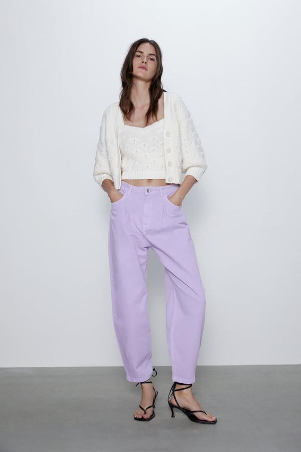 Conjunto en color crudo con chaqueta cropped (25,95 euros) y top (19,95 euros).