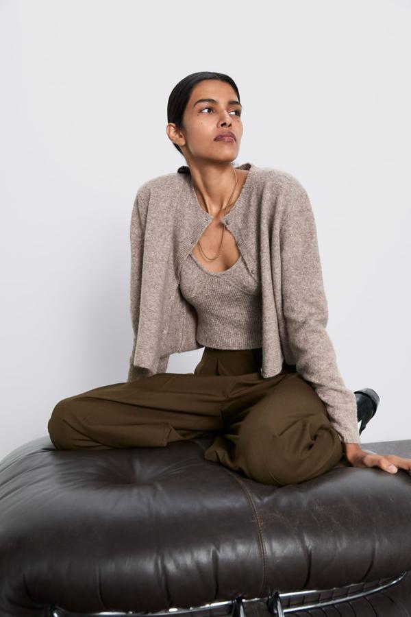 Conjunto de lana marrón con chaqueta corta (22,95 euros) y top (12,95 euros).