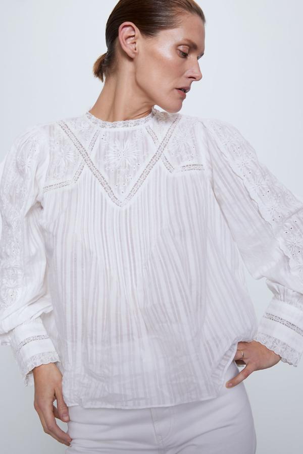 Blusa blanca de vuelo, con bordados en la pechera y las mangas, de los Special Prices de Zara (15,99 euros).