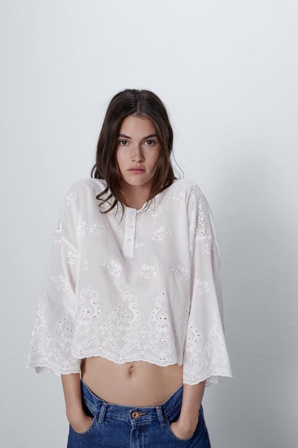 Blusa bordada con cuerpo y mangas de vuelo y detalle de botones en el cuello, de los Special Prices de Zara (12,99 euros).