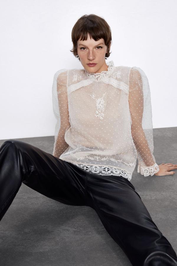 Blusa de organza con cierre en la espalda y detalles bordados, en un tono blanco hueso, de los Special Prices de Zara (15,99 euros).