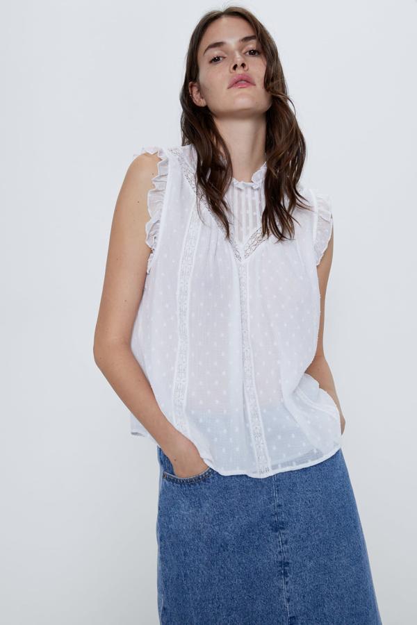 Blusa blanca sin mangas, en tejido fluido de algodón y pequeños volantes en las las mangas, de los Special Prices de Zara (15,99 euros).