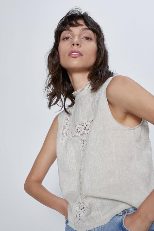Blusa sin mangas en tejido rústico con pequeños bordados, de los Special Prices de Zara (15,99 euros).