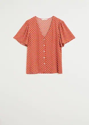 Los lunares son una opción perfecta para combinar con los pantalones blancos. Ficha esta blusa estampada de la nueva colección de Mango por 19,99 euros.