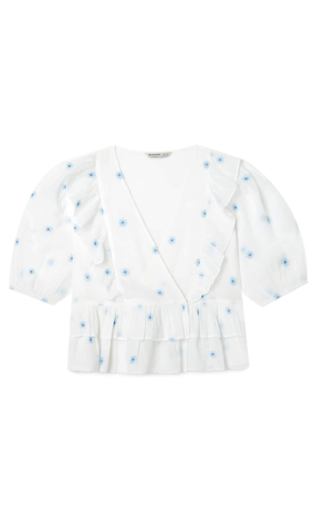 Opta por los bordados de flores de esta blusa blanca de Stradivarius. (19,99 euros).