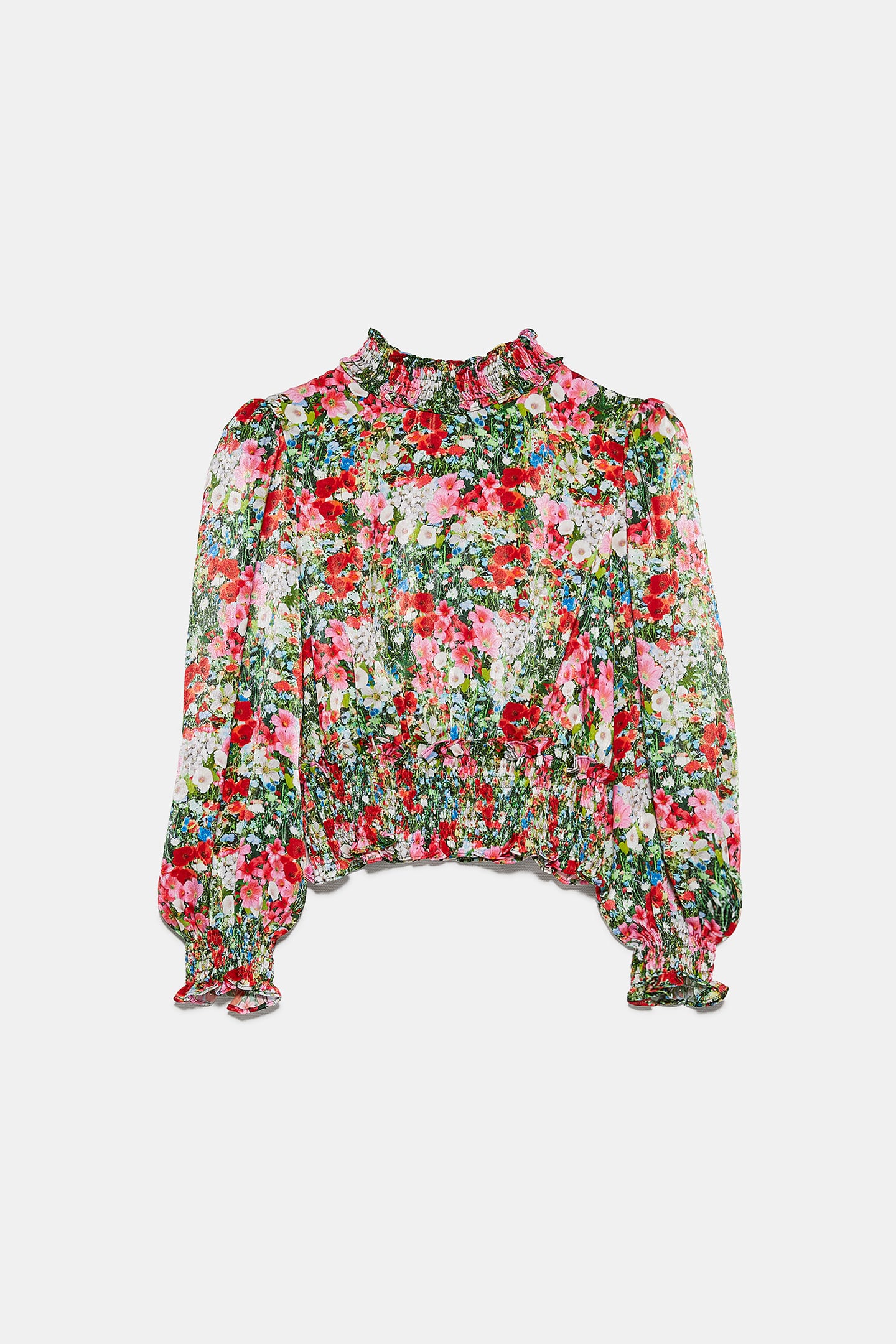 Blusa cropped con estampado de flores y acabados fruncidos de Zara. (25,95 euros). Fresquita y apetecible para elevar tus pantalones blancos a otro nivel.