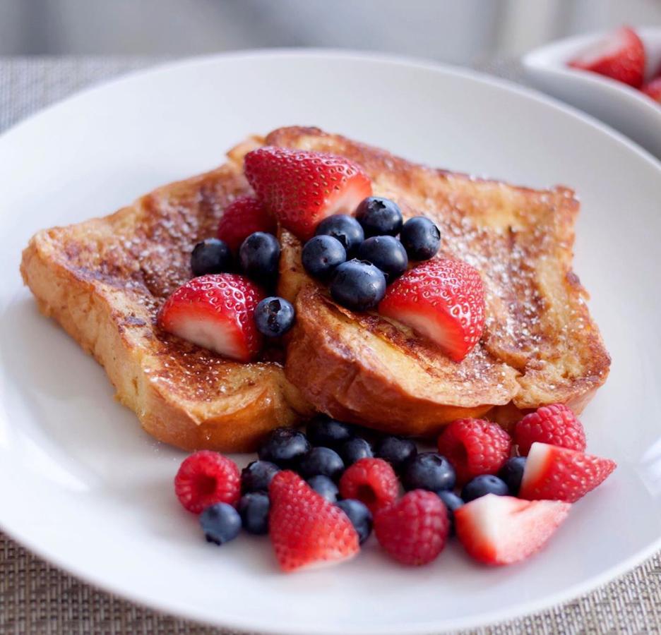 La modelo compartía en Semana Santa su receta de torrijas fit para desayunar, pero... ¿Por qué no hacerlas en una ocasión especial? Llevan azúcar de coco y leche vegetal.