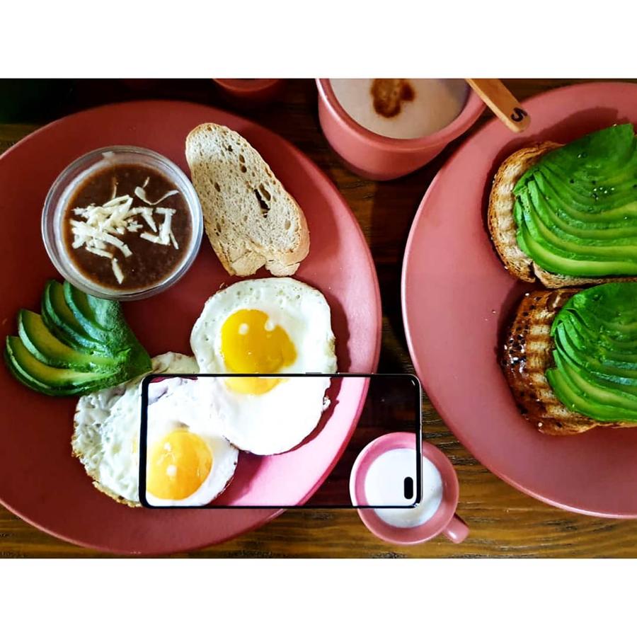 La actriz compartía hace unos meses en su perfil de Instagram este precioso desayuno súper completo con aguacate, café, pan integral huevo y mucho rosa. ¿Te atreves a imitarlo en casa?