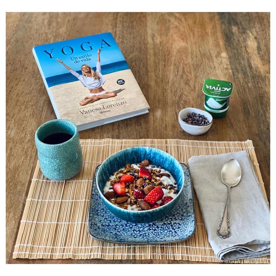 La modelo es una fan de las combinaciones sencillas y muy saludables: un café solo, y un cuenco de yogur natural con fruta, nibs de cacao y frutos secos. ¡Súper rico!