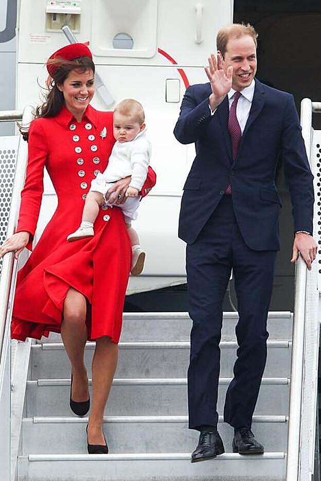 kate Middleton sufre el viento al bajar del avión en su pelo y en su vestido.