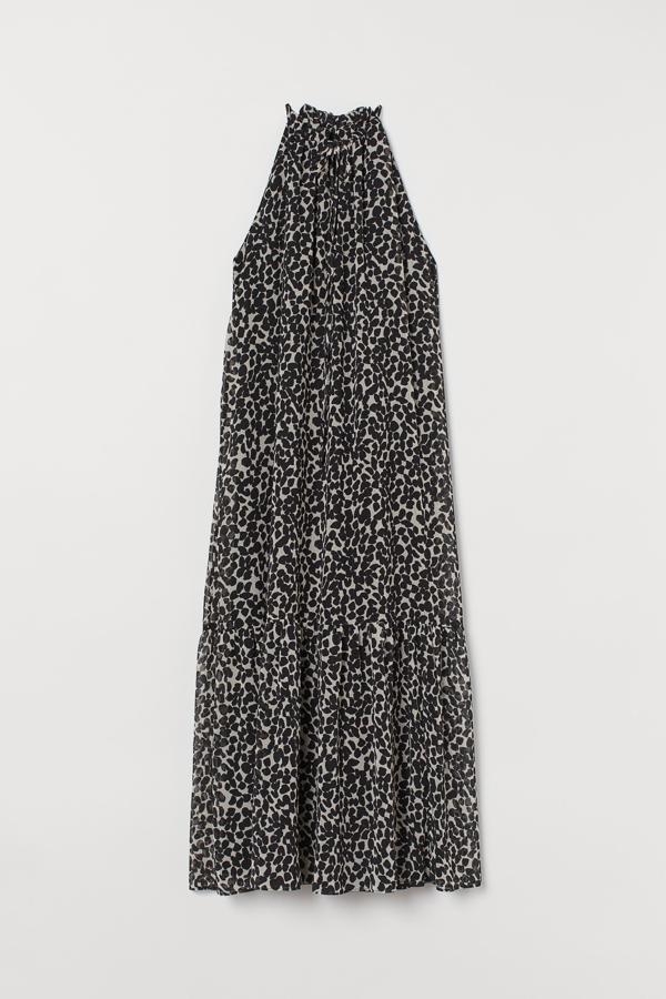 Vestido estampado de gasa con escote halter, de la colección de verano de H&M (34,99 euros).