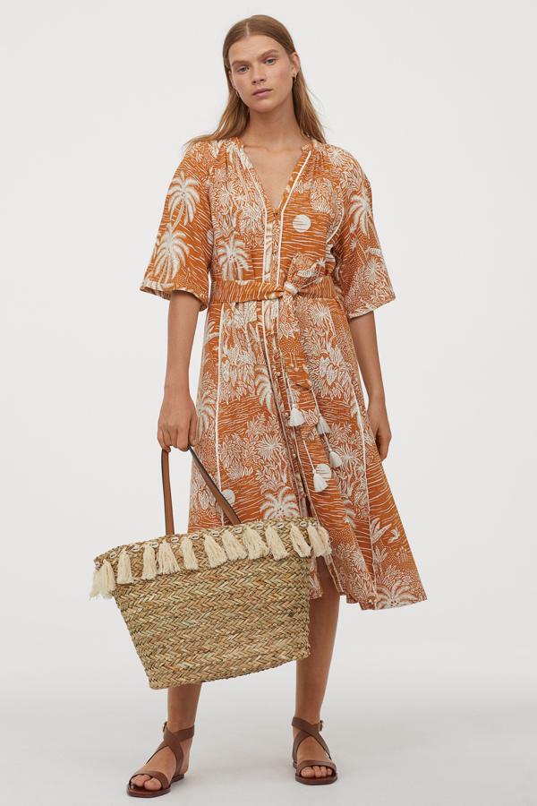 Caftán con estampado de palmeras de la colección de Desmond & Dempsey para H&M (39,99 euros).