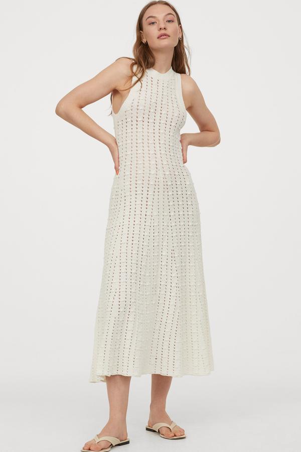 Vestido de crochet en color crudo, de la colección de verano de H&M (59,99 euros).