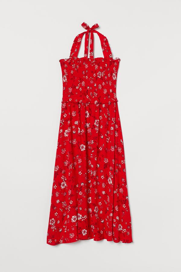 Vestido rojo con elástico en el cuerpo y tirantes halter, de la colección de verano de H&M (29,99 euros).