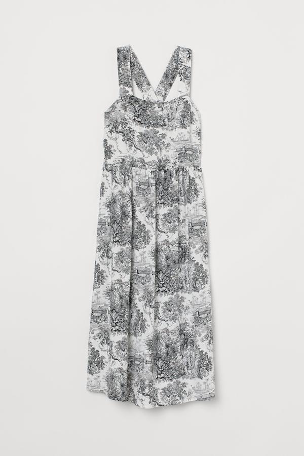 Vestido de tirantes cruzados con estampado en blanco y negro de 'toile de jeu', de la colección de verano de H&M (34,99 euros).