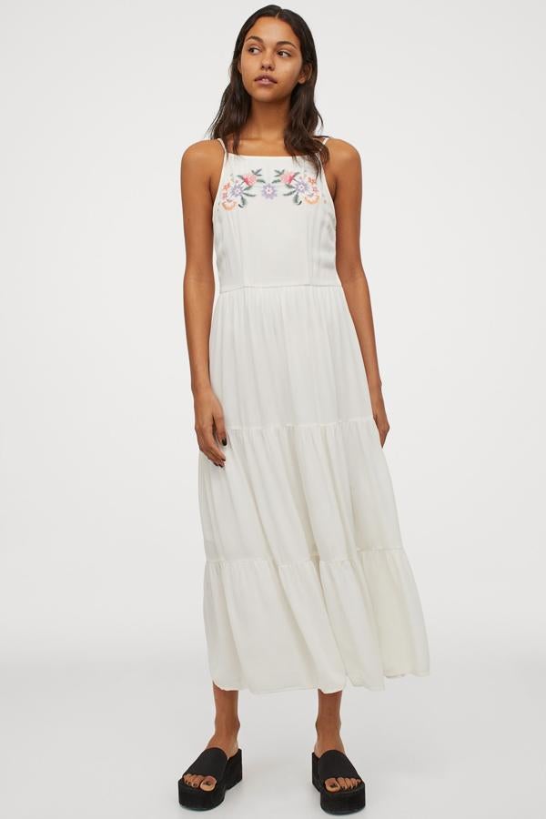 Vestido blanco de inspiración ibicenca con un discreto bordado de flores, de la colección de verano de H&M (39,99 euros).