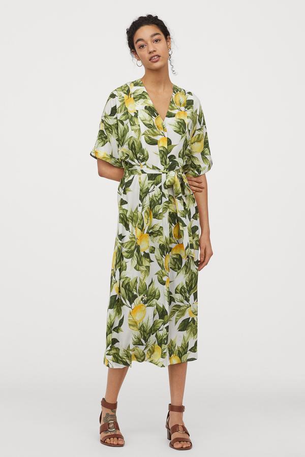 Vestido tipo túnica con estampado de limones, de la colección de verano de H&M (29,99 euros).