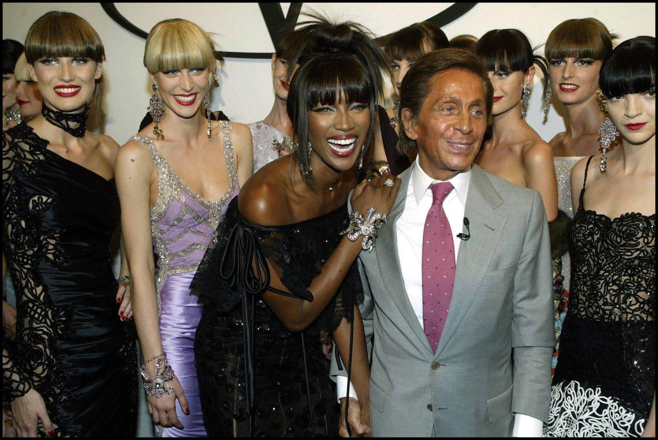En 2003 junto al diseñadort Valentino Garavani tras su desfile en París.