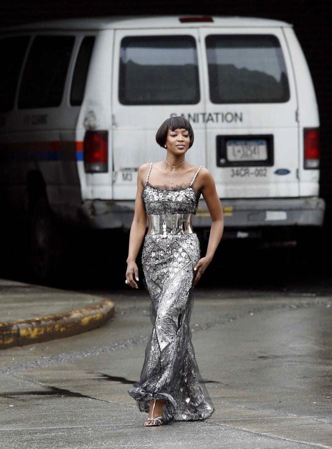 En 2007, abandonando la comisaria de Nueva York tras haber pasado cinco días prestando servicios comunitarios, luciendo un vestido de noche de lentejuelas plateadas con un corsé metálico, prestado por sus amigos Stefano Dolce y Domenico Gabbana.