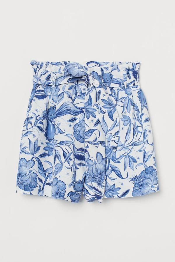Con un bonito estampado de flores azules sobre fondo blanco, este pantalón corto de H&M es otra de las propuestas más ideales para el verano. Costaba 24,99 euros, pero ahora podemos encontrarlo por 14,99 euros en las tallas 32, 36, 38, 42, 44 y 50, aunque las cinco últimas se están agotando.