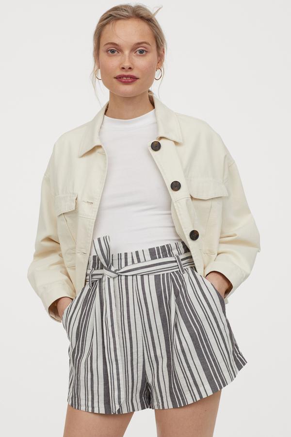 En H&M también hemos encontrado estos shorts con cintura paperbag con un bonito estampado de rayas en color gris y blanco. Cuesta 14,99 euros y está disponible entre las tallas 32 y 46.