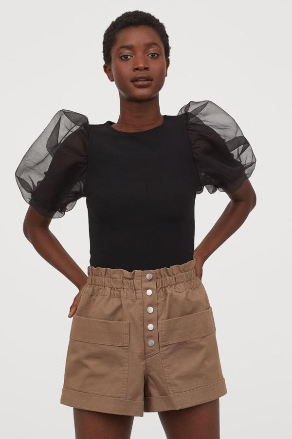 Uno de nuestros favoritos es este pantalón corto en sarga de algodón con elástico revestido y bolsillos de parche delante y detrás. En un bonito beige oscuro,es de H&M, tiene un precio de 34,99 euros y está disponible entre las tallas 32 y 42, aunque las dos primeras y las dos últimas se están agotando.