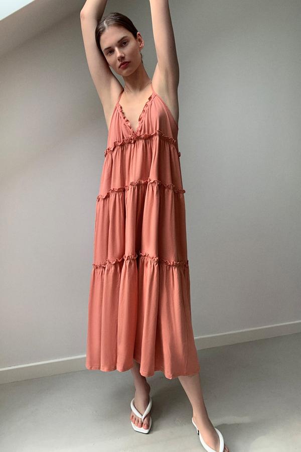 Otra de las propuestas que más nos ha gustado por su color es este vestido en un rosa muy particular de Zara. Con escore amplio y detalle de volantes, está confeccionado en algodón orgánico y cuesta 17,95 euros. Está disponible en las tallas S, M y L.