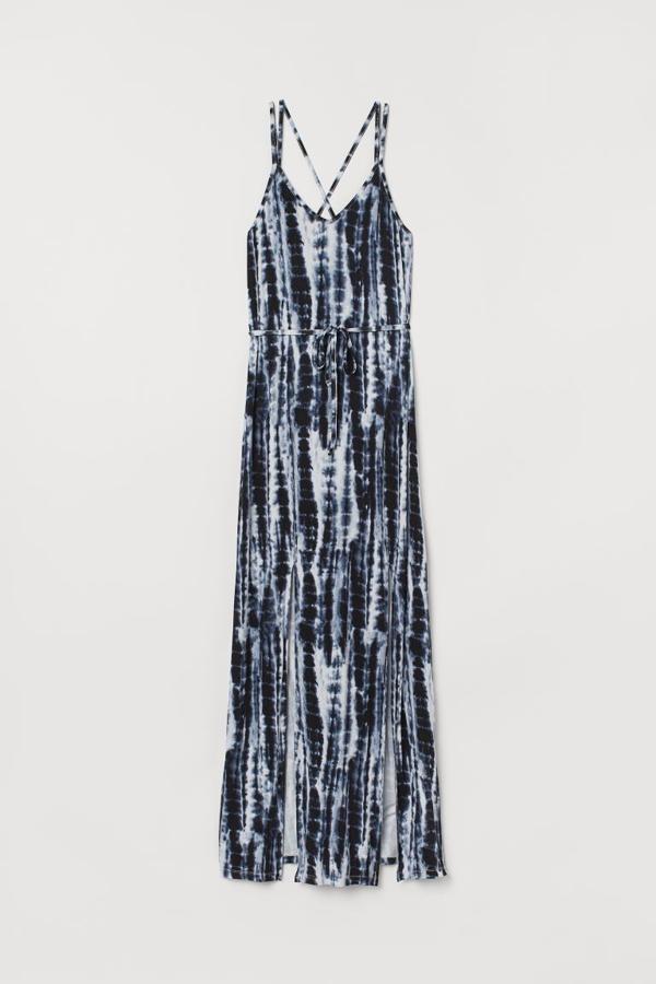 El estampado estrella del verano, el tye die, no podía faltar en esta selección, y corre a cargo de H&M. Confeccionado en punto suave de viscosa con escote de pico y tirantes finos dobles que se cruzan en la espalda, cuesta 24,99 euros y está disponible en las tallas XXS, L y XL, aunque la primera se está agotando.
