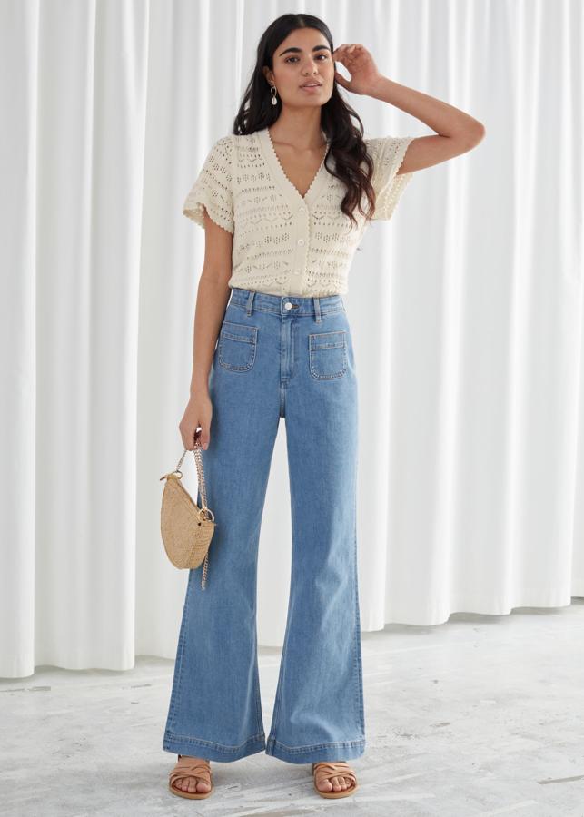 Unos vaqueros flare con botones o bolsillos a la vista. Estos son de & Other Stories (69 euros).