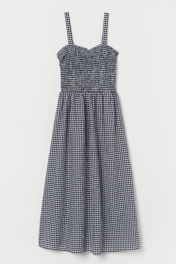 Una prenda de cuadros vichy, el estampado más famoso de Francia y tan bonito para el verano. Este vestido es de H&M (29,99 euros).