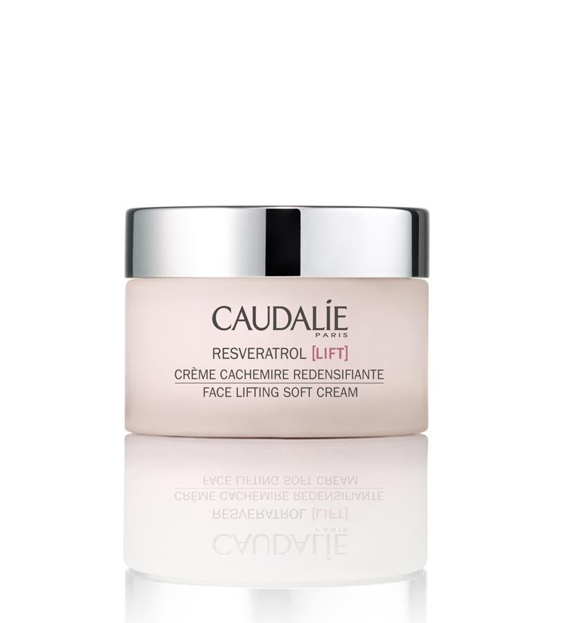 Tan ligera como nutritiva, su fórmula está llena de potentes activos antiedad: resveratrol de vid estabilizado, que reesculpe y reafirma; complejo de ácidos hialurónicos micro, que redensifica e hidrata, y péptido, que reestructuran el tejido elástico, tensan y redefinen los contornos del rostro.  Crema Cachemir Redensificante Resveratrol Lift  de Caudalie  (43,70 €).