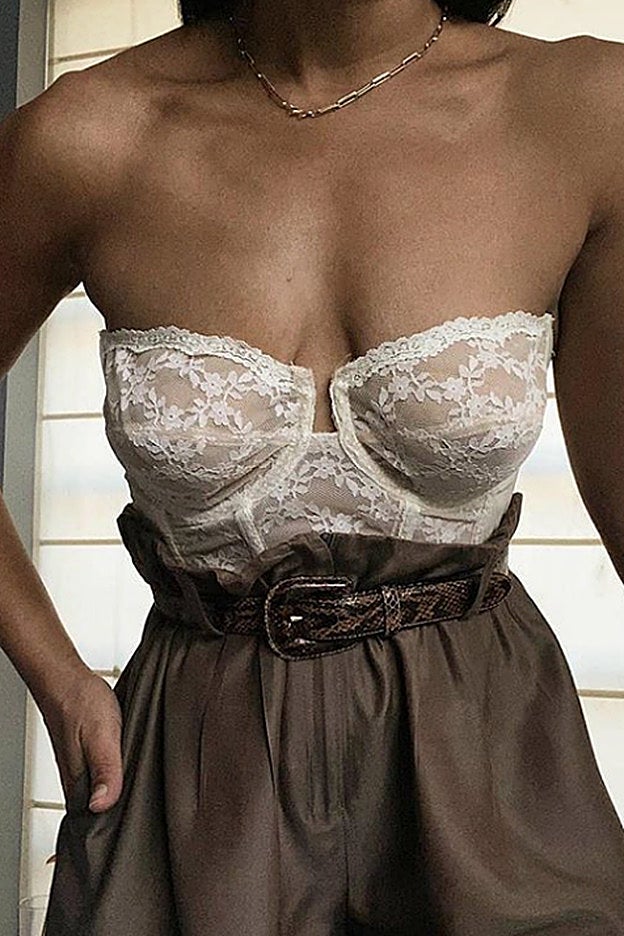 Versión lencera del top palabra de honor que podríamos encontrar en una corsetería.