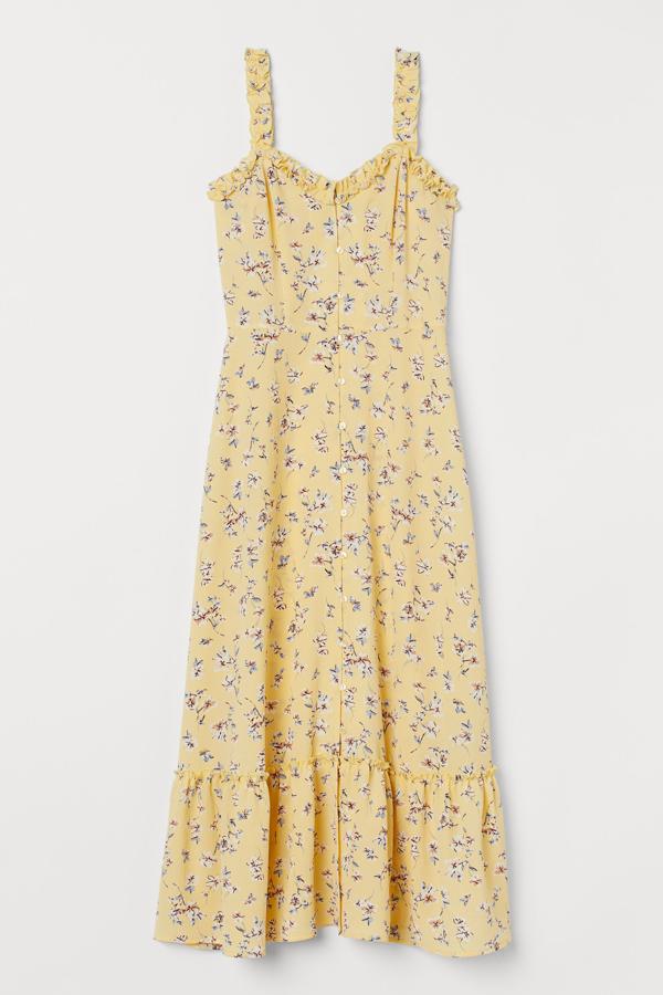 Un vestido romántico con estampado de flores, que case a la perfección con el bolso capazo. Este en amarillo pastel es de H&M (34,99 euros).