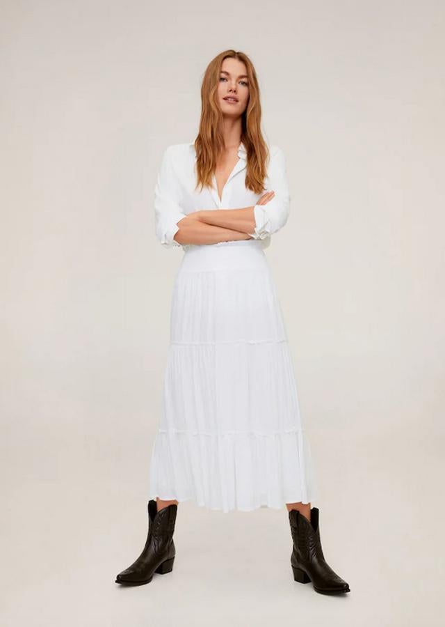 En tejido fluido, con corte midi y diseño acampanado, esta bonita falda de Mango tiene forro interior y fruncido elástico en la cintura. Cuesta 29,99 euros y está disponible únicamente en las tallas L y XL.