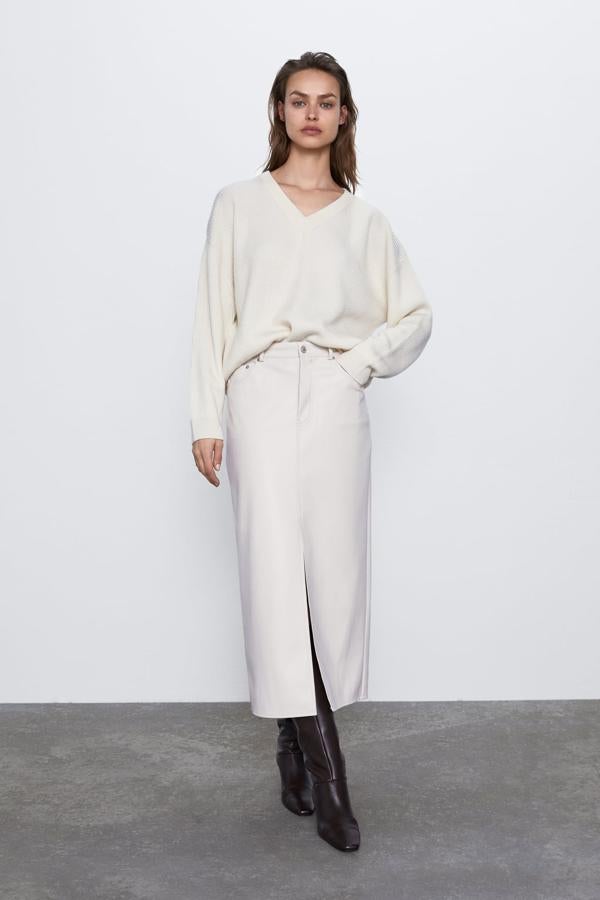 De tiro alto y cinco bolsillos, esta falda en efecto piel es de Zara. Con bajo con abertura frontal y cierre delantero con abertura y botón, tiene un precio de 29,95 euros y está disponible entre las tallas XS y XXL.