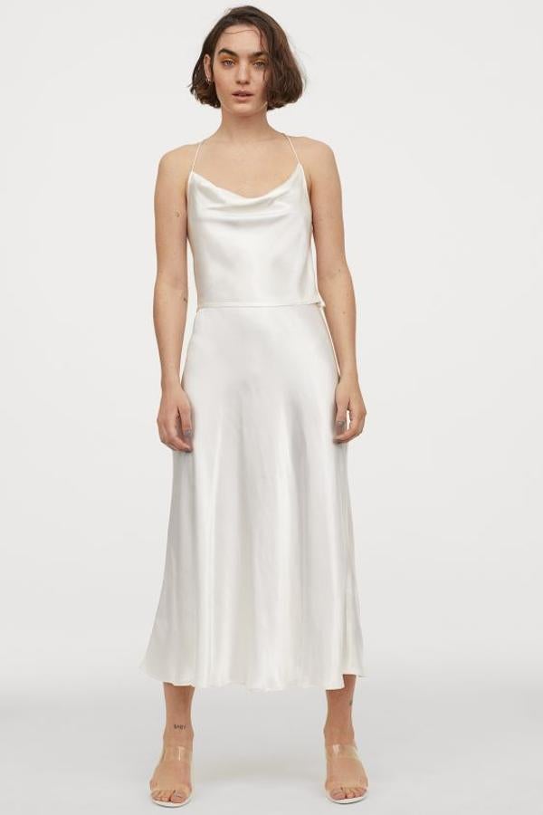 En satén fluido de viscosa con brillo y un ligero vuelo, esta falda de H&M viene con talle alto y sin forrar. Cuesta 29,99 euros y está disponible entre las tallas 32 y 48, aunque precisamente esas dos se están agotando.