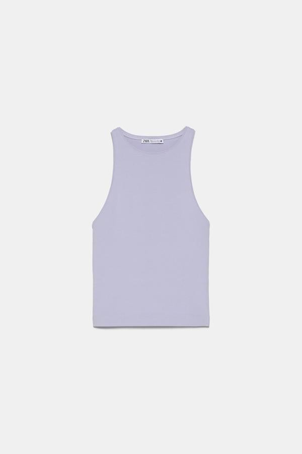 Con acabados en rib y confeccionada en algodón orgánico, esta camiseta halter de Zara acaba de llegar al catálogo de la firma en cuatro colores: lila, naranja, negro y blanco. Tienen un precio de 7,95 euros y están disponibles entre las tallas S y XL.