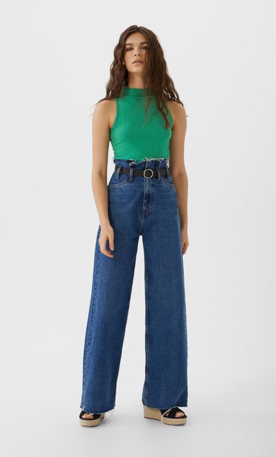 Stradivarius ha apostado por el verde intenso para este bonito top halter de cuello subido en punto de canalé. Cuesta 7,99 euros y está disponible en las tallas S, M y L.