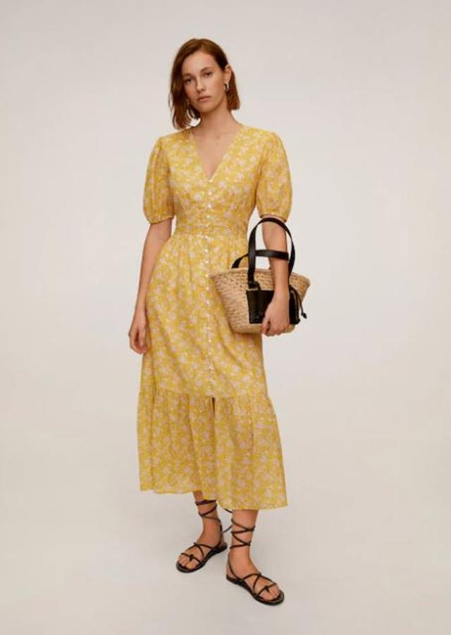 Vestido midi amarillo con flores blancas, de Mango (39,99 euros).