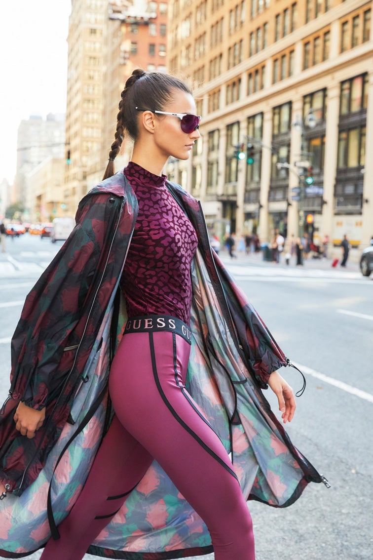 Body y mallas de Guess, parka de Bimba & Lola y gafas de Oakley.