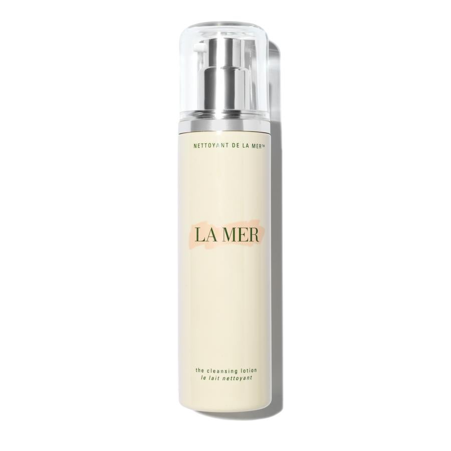 Esta emulsión calmante con textura en loción purifica la piel y es suave para retirar el maquillaje de los ojos. Es de La Mer y en Douglas  cuesta 77,95 euros .