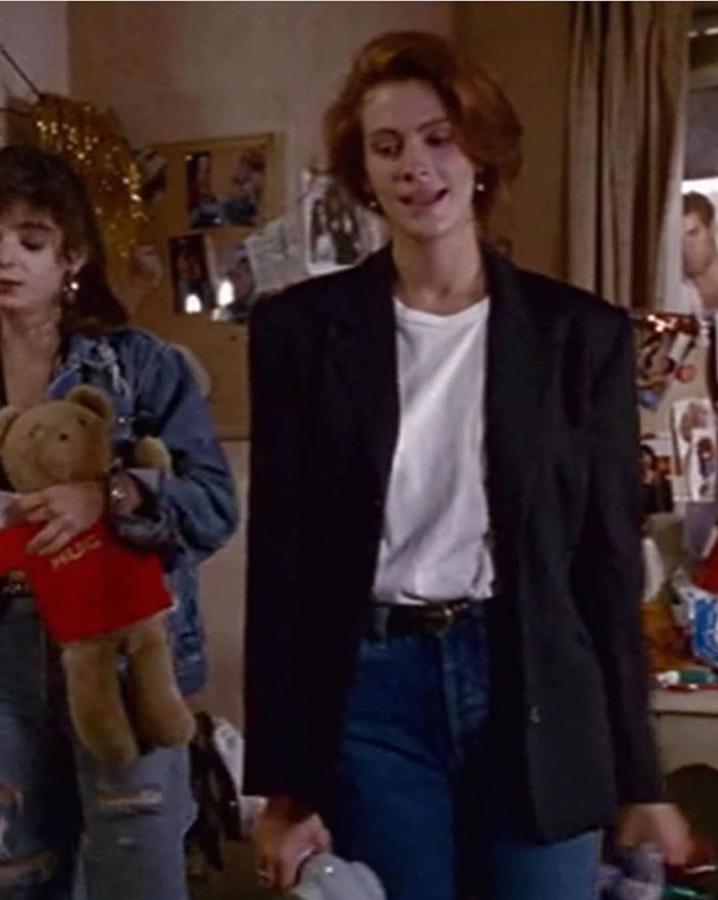 No hay mejor look comodín que este y con el que sea más fácil acertar. Jeans de talle alto, camiseta básica y americana es probablemente la combinación de los años 90 que más ha perdurado en el tiempo y no es para menos.