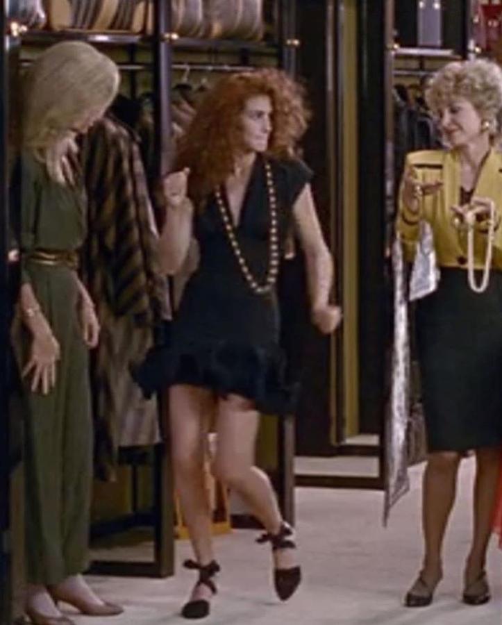 El 'little black dress' es esa prenda que nunca pasa de moda. Así la llevaba Vivian Ward con zapatos atados al tobillo, una de las tendencias en calzado que más estamos viendo para este verano.