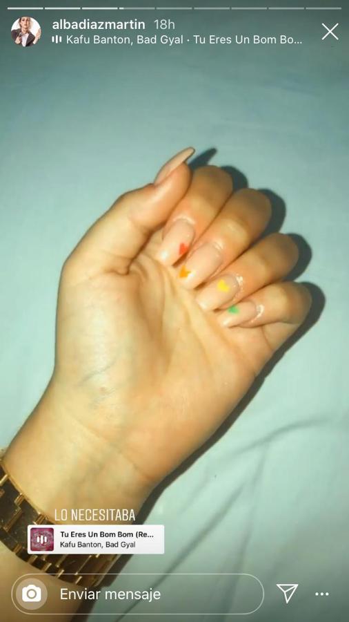 Alba Díaz con manicura nude con corazones de colores.