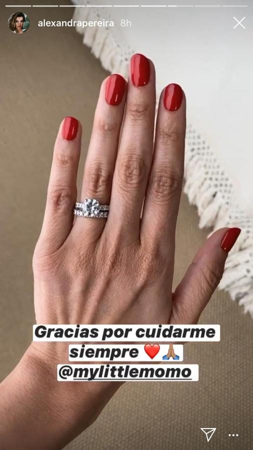 Alexandra Pereira apostó por el rojo y un diseño de uñas redondo.