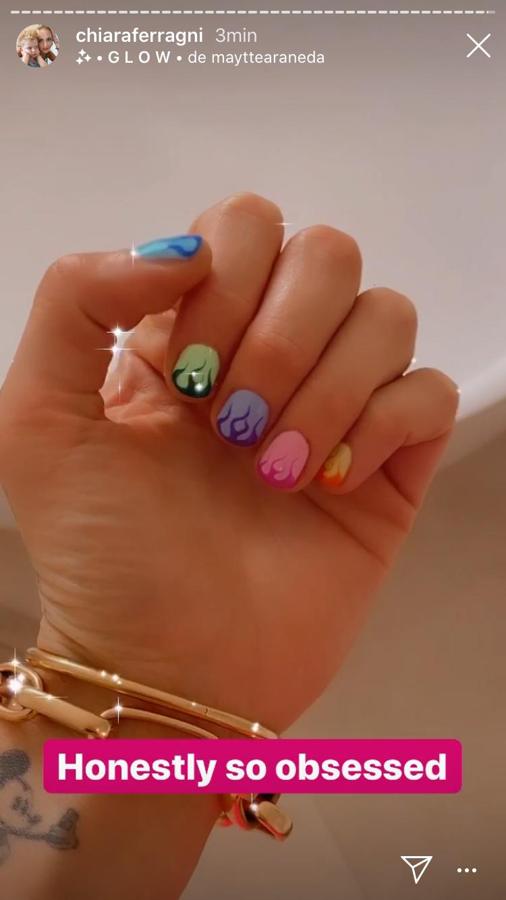 Chiara Ferragni con uñas de colores adornadas con llamas de fuego.
