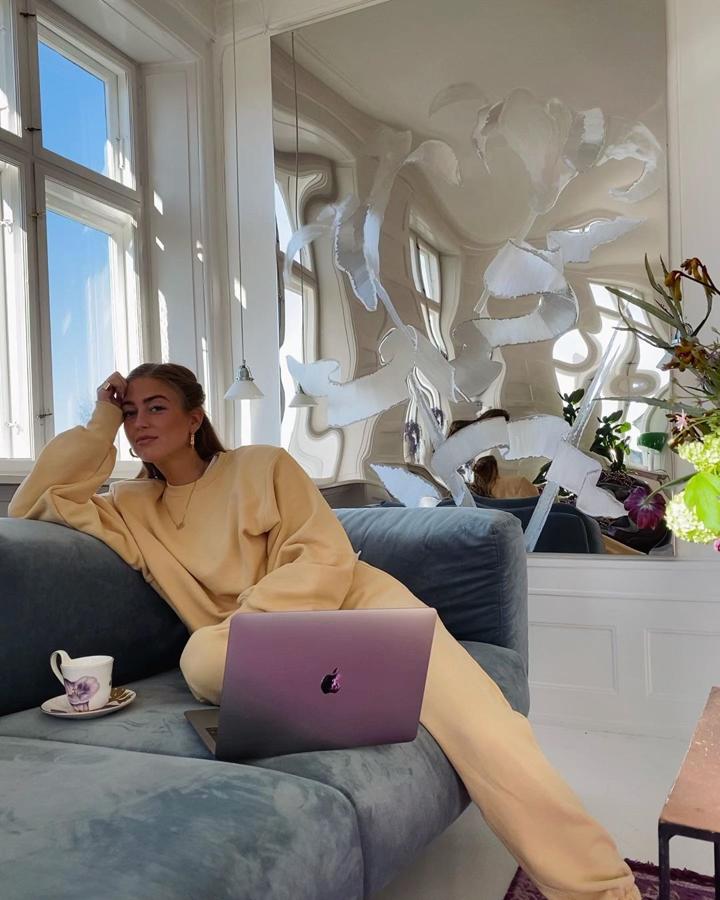 La chica más famosa del street style, la danesa Emili Sindlev, lo lleva en coor amarillo para estar en casa.